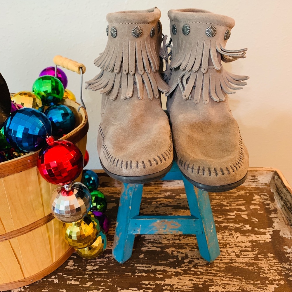 BUCKLE MINNETONKA Gray Suede Fringe Boots EUC 7